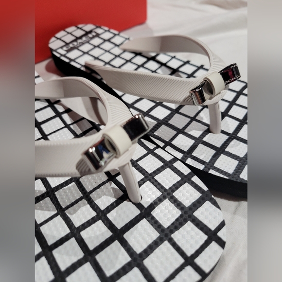 Coach Black & White Flip Flops. Size 5 - Picture 5 of 6